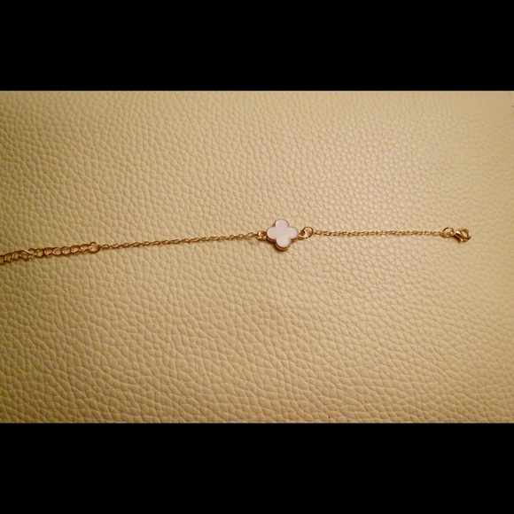 🚫sold in bundle🚫White clover bracelet
