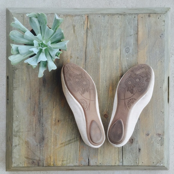 Cream Steve Madden Flats - Picture 3 of 3