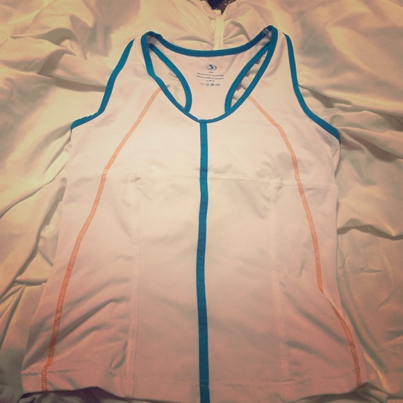 💖sold💖white racer back tank w/built in bra