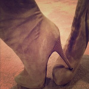 💛💛GUESS SUEDE STUDDED BOOTS💛💛