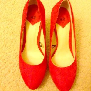 H&M red pumps