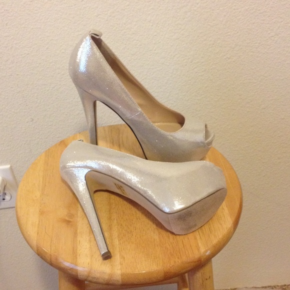 Beautiful golden shoes size 7 never worn - Picture 2 of 3