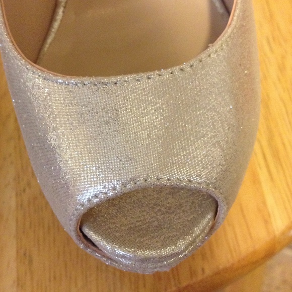 Beautiful golden shoes size 7 never worn - Picture 3 of 3