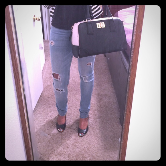 📢AUTHENTIC📢 ALDO BLACK & WHITE LEATHER HANDBAG!!