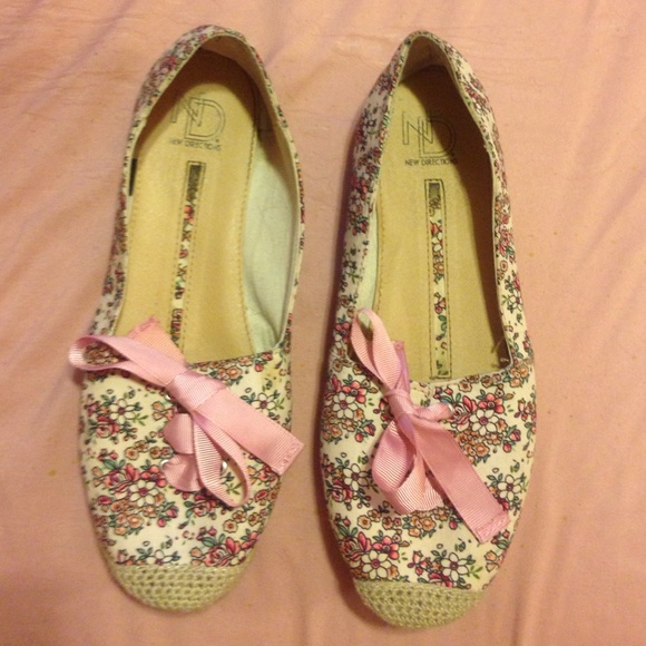 Size 7.5 women's floral shoes
