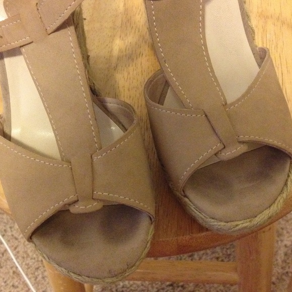 Nine West tan, used wedges 7 1/2 - Picture 3 of 3