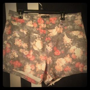 Highwaisted floral shorts