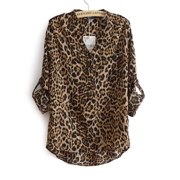 Boutique Tops - 🎉HP🎉Leopard button down shirt