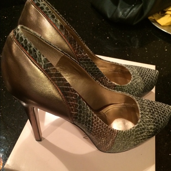 ✨BCBG Snakeskin Pump✨