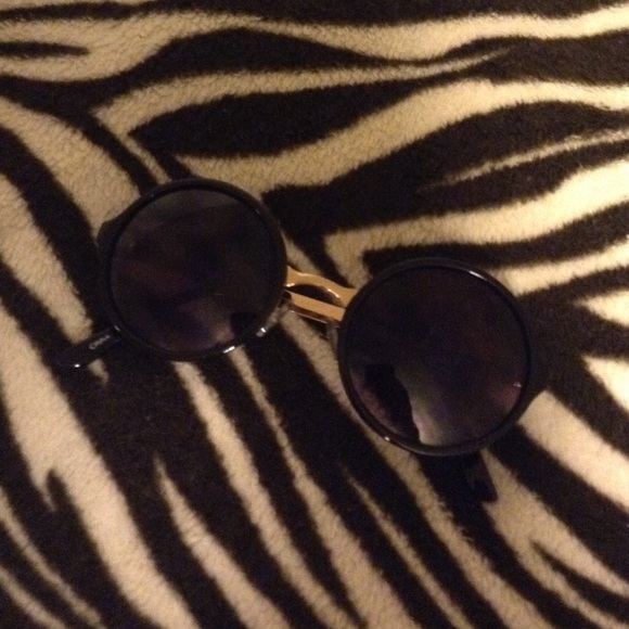 Tilly's Accessories - Circle sunglasses