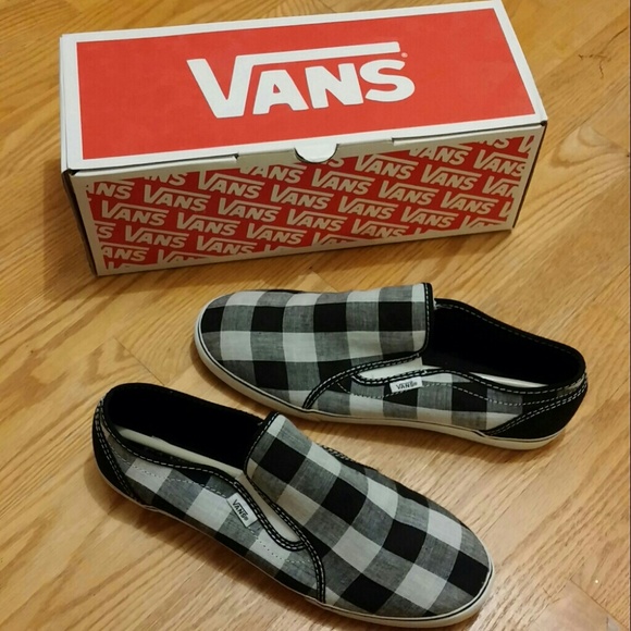 BRAND NEW - Vans - style "Zoey"