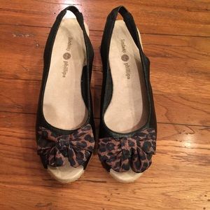 Super cute black wedges with leopard now at toe❤️