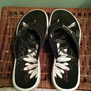 Clarks Black and white flip flops