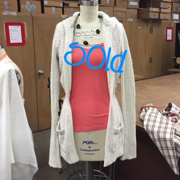 🚫SOLD🚫Hollister white knit sweater size m