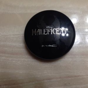 Mac maleficent beauty powder