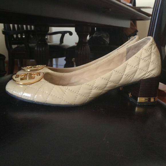 🔴SOLD🔴🎉HP🎉 Tory Burch Signature Logo Shoes - Picture 2 of 4