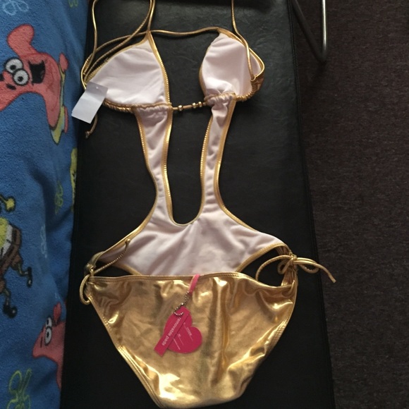 Swimsuit ! - Picture 2 of 2