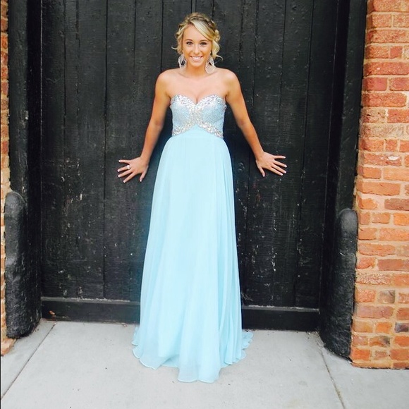 Selling this aqua blue prom dress!