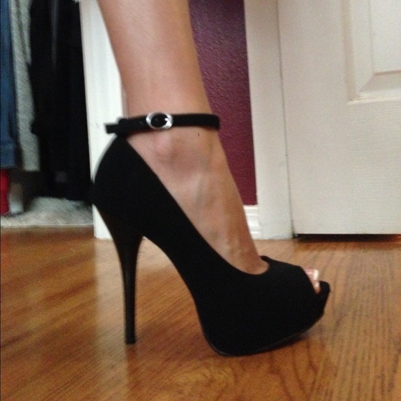 Black pumps with top strap and peep toe size 7
