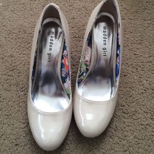 Steve Madden/ Madden Girl nude heels Size 8