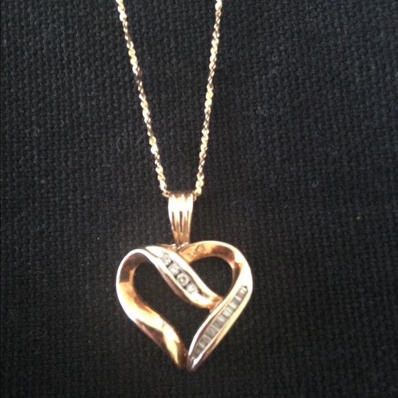 Beautiful 10k gold necklace with diamond accent