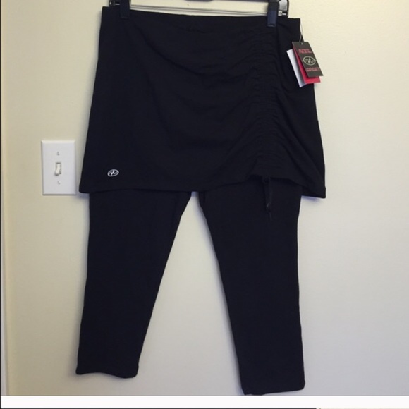 Medium Black workout capris with skirt NEW