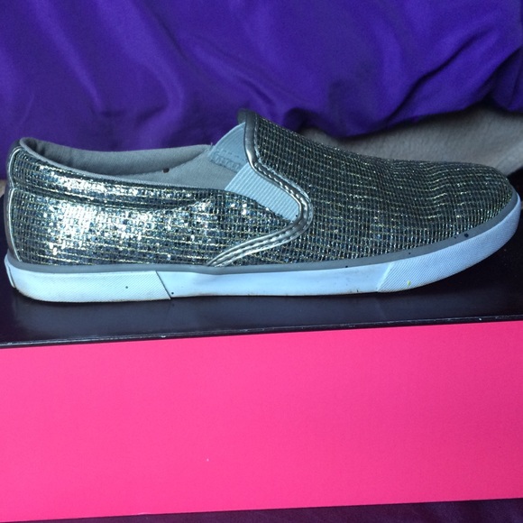 basically new super cute GUESS Shoes! - Picture 1 of 3