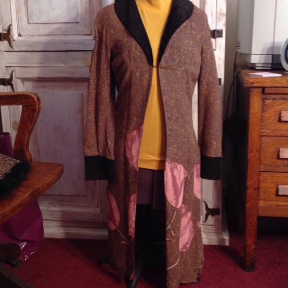 Long lightweight jacket w/ faux fur collar