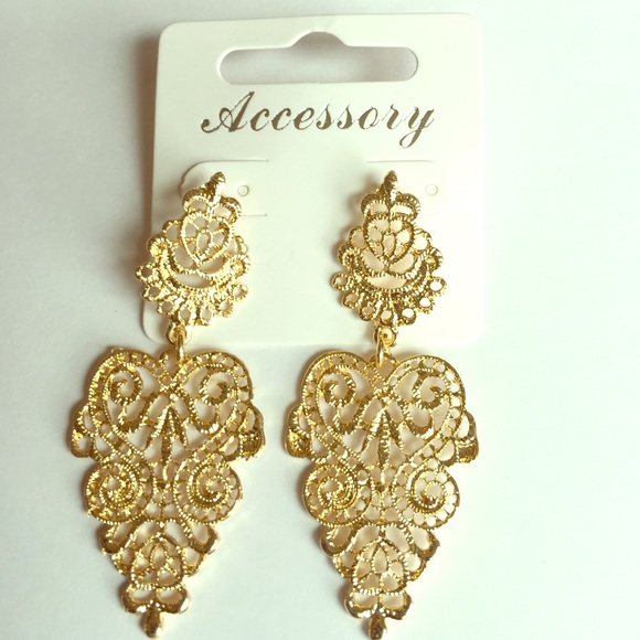 Lace filigree gold tone post earrings WoW