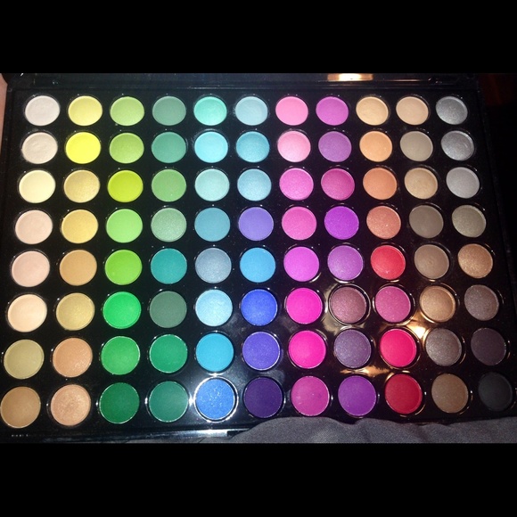 Bh cosmetics 88 color matte eyeshadow palette