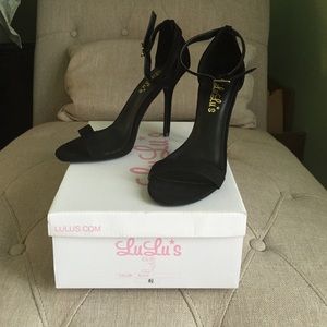 Lulu's black single strap elsi heels