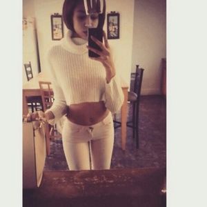 Cropped turtle neck sweater ?
