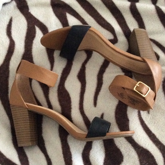 Black and nude chunky heels! 🚫SOLD🚫 - Picture 1 of 3