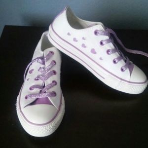 Little girls converse
