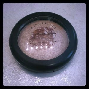 Mac L.E MSF in Semi Precious ( Pearl )