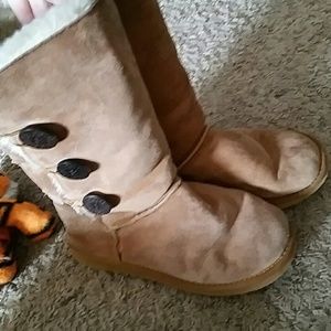 Chestnut bailey button Uggs