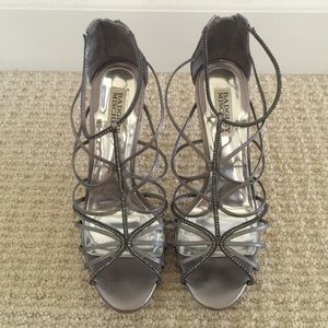 Badgley Mischka pewter strappy sandal, size 8