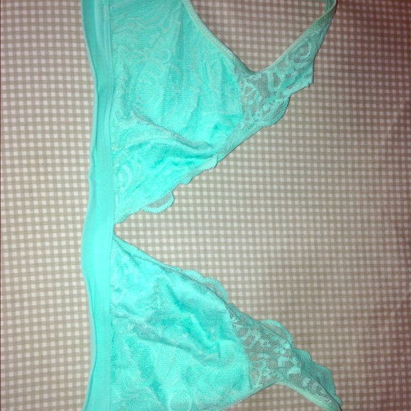 Seamless lace vs pink bra.