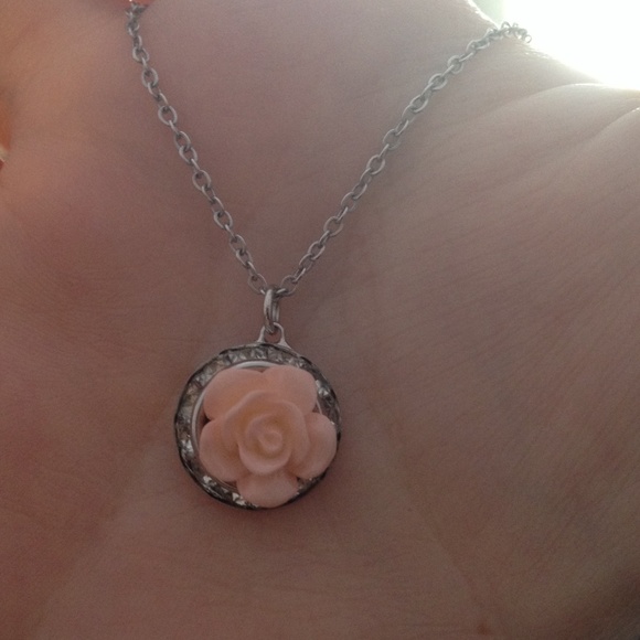 ✨Cute peach rose necklace✨