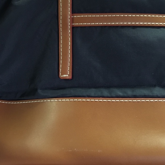 BOGO 50% Off Tommy Hilfiger Bag - Picture 3 of 4