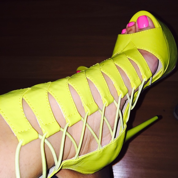 Neon strapped up pumps - Picture 2 of 4