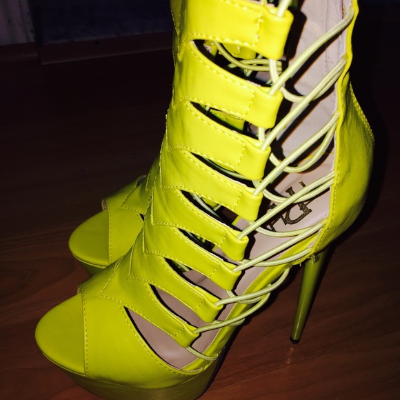 Neon strapped up pumps - Picture 4 of 4