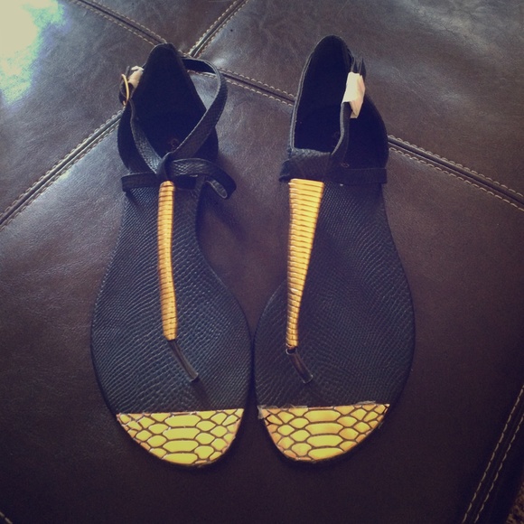 Metallic sandals!🌞