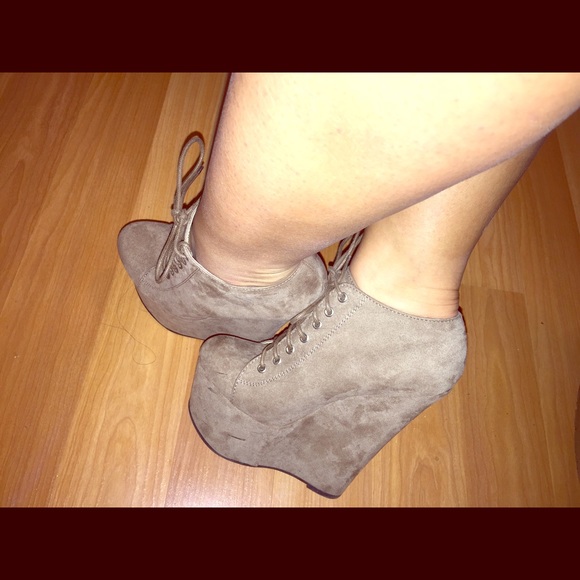 ✨laced Badge suede booties!
