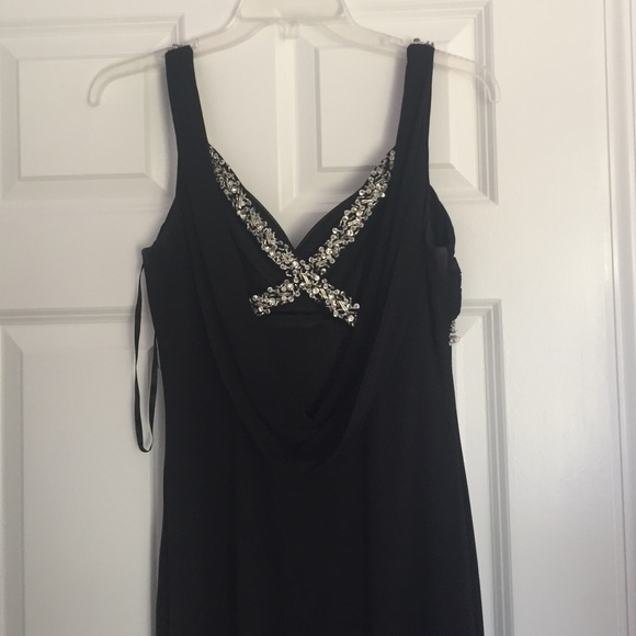 Saks Elegant Hand beaded cross-cross back detail - Picture 2 of 3