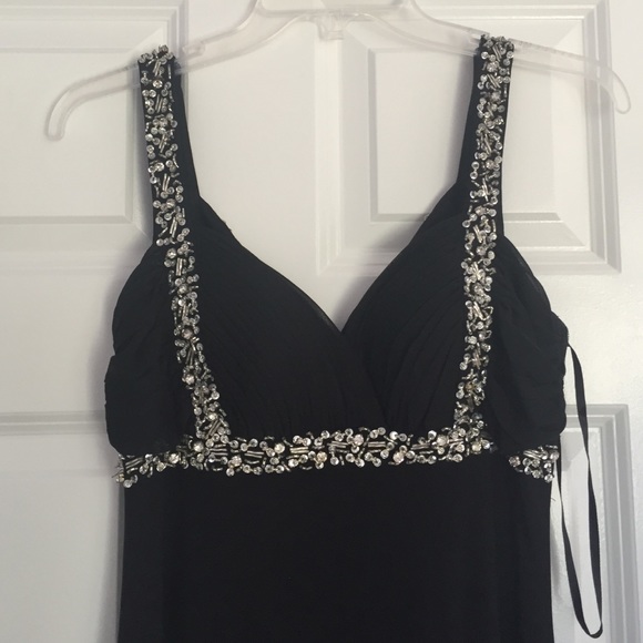 Saks Elegant Hand beaded cross-cross back detail - Picture 3 of 3