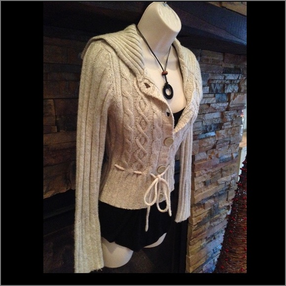 WOMENS SWEATER SIZE SMALL