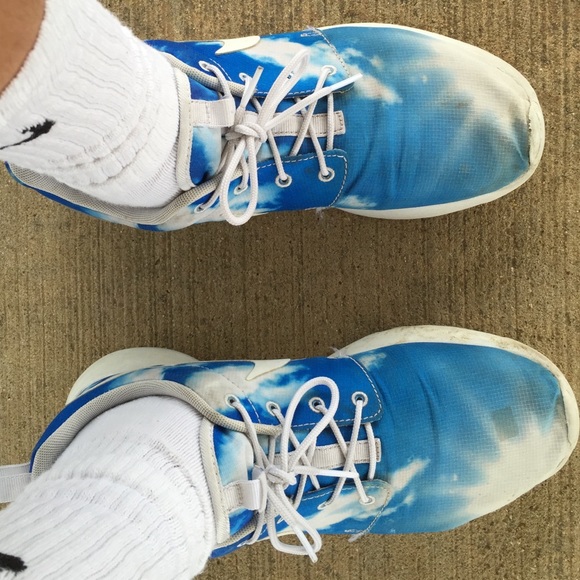 Sky Roshe Runs. JUST CLEANED AND LOOKS 100% BETTER