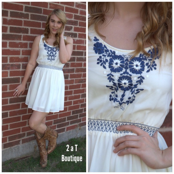 ❌SOLD OUT ❌ Embroidered fit & flare dress - Picture 2 of 2