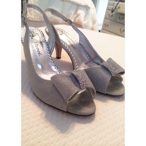 ❗️REDUCED❗️J.Reneé Silver Formal Heels